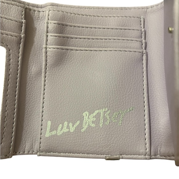 Betsy Johnson lavender Bow Wallet with Heart Detail - Picture 5 of 6